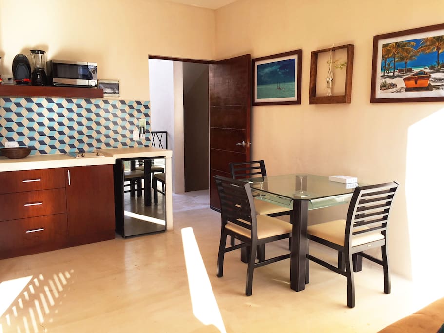 El Comedor y Cocineta / The Dining Area and Kitchenette