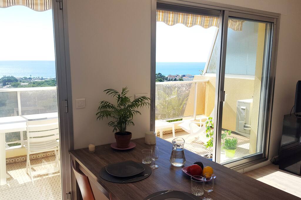 Terrasse et intérieur ensoleillé
