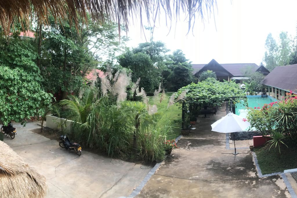 vue panoramique de la fenêtre du bungalow