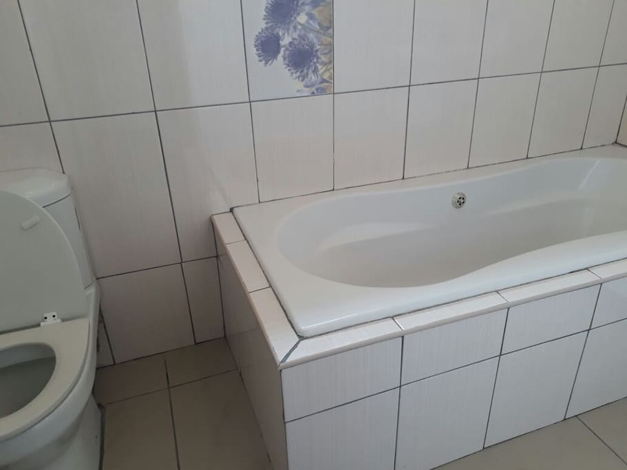 Room 10 BAthroom