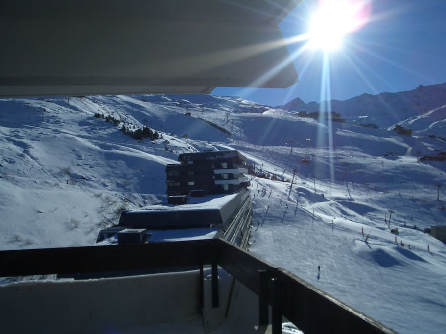 Vue Imprenable du grand balcon (exposition Sud / Sud-Est). Poss de déj ou bronzer en transats