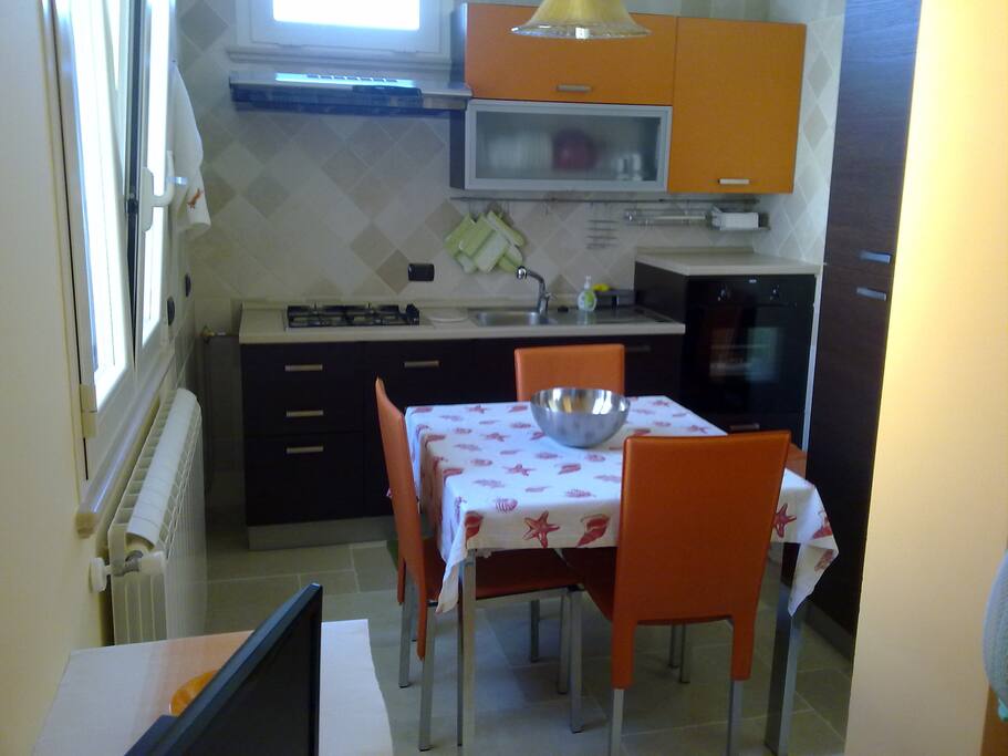 CUCINA ATTREZZATA CON FRIGO
