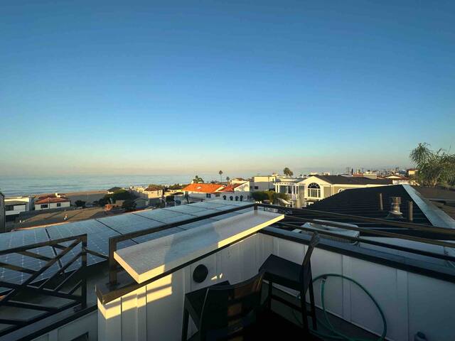 Ocean View, 2 Blocks from the Beach! Roof Hot Tub! gallery image 5