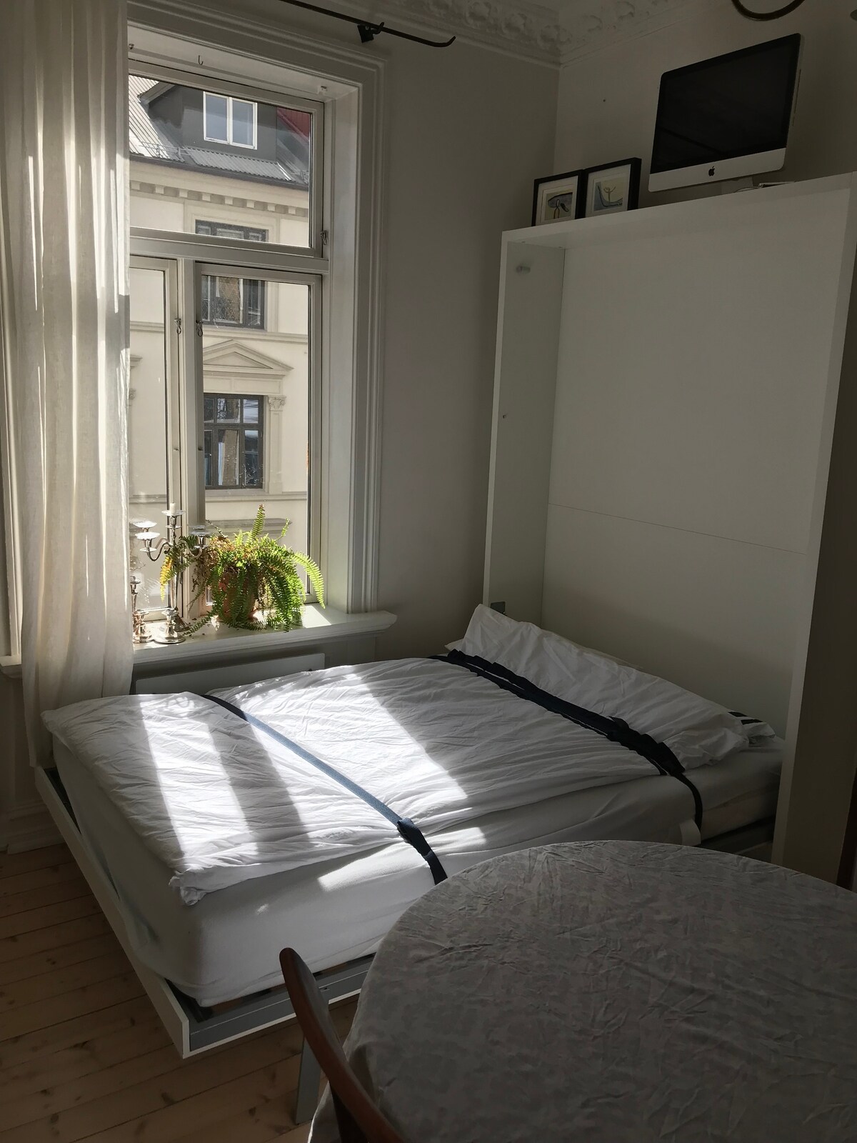 Спална соба 3. Кревет на извлекување во  трпезаријата. Густ, удобен душек.