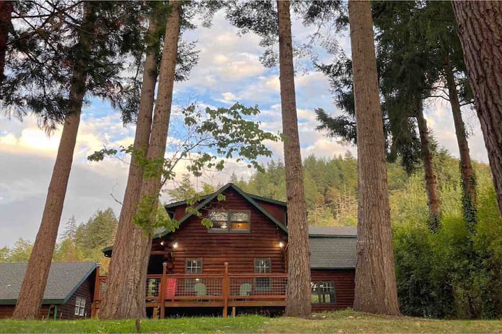 *Riverfront* Log Cabin in Roseburg’s Wine Country