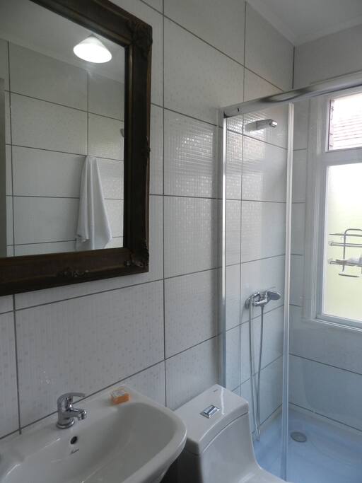 Un baño privado exterior a la avitacion, amplio e iluminado
