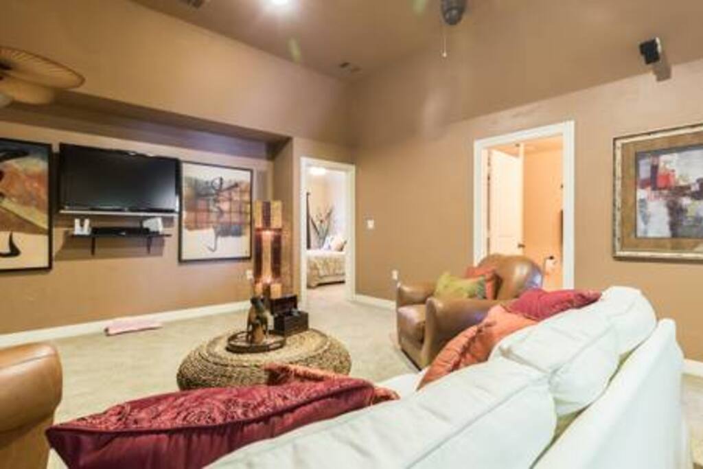 Bonus room to lounge/work