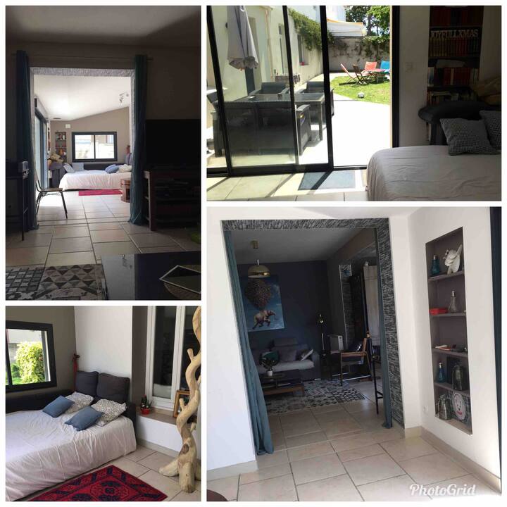 Veranda, auf der sich ein Bett für 2 Personen befindet