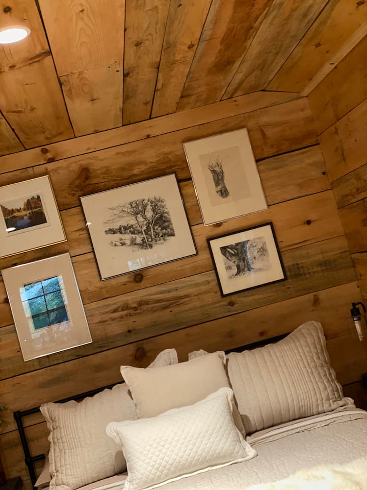 Bračni krevet (160x200) s luksuznom posteljinom iz West Elma i umjetničkim djelima 