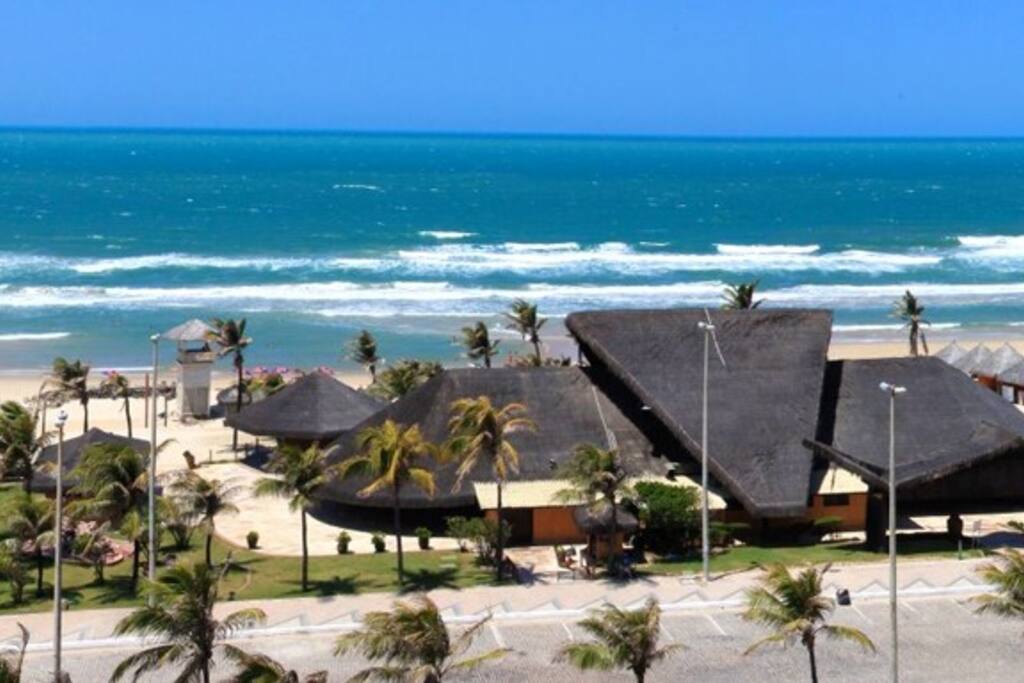 Praia do Futuro com exuberantes barracas
