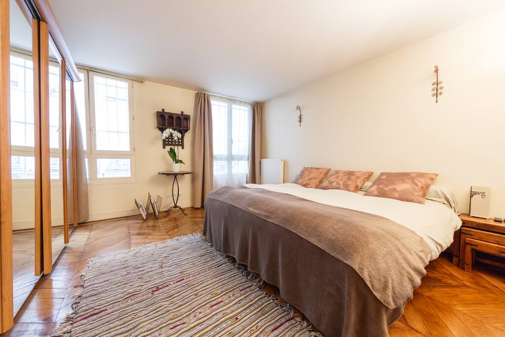 Chambre principale lit King size et rangements