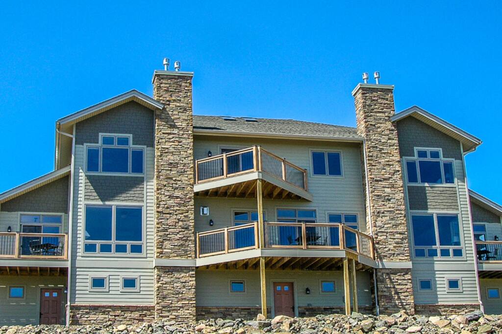 Enjoy 3 bedrooms, 3 bathrooms, and a large open living area at Heritage A.