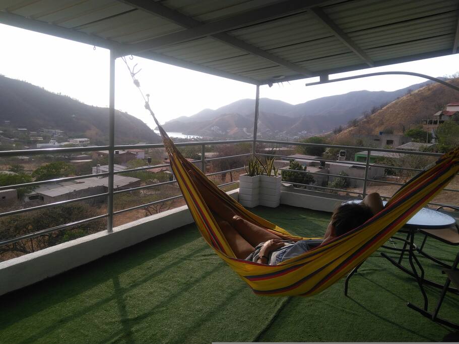 Terraza privada con vista al mar y las montañas