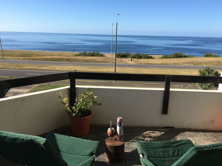 El mate de la mañana frente a la playa. Si! Tendrás tu jarra eléctrica para calentar el agua rápidamente!