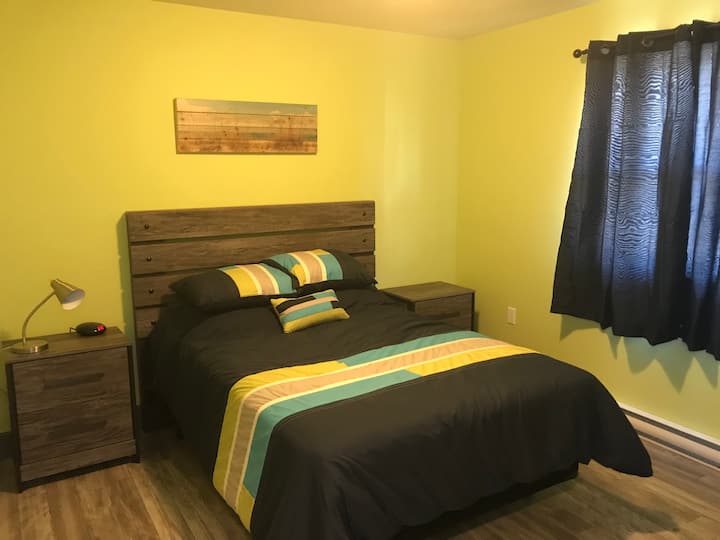 Slaapkamer #1 op onderste hendel, volledig bed. Inclusief bureau en bagagerek