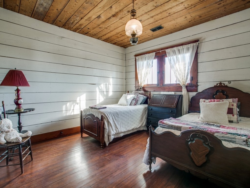 The White Room. Sleeps 3 with antique chest of drawers, nightstands, comfortable seating and a view toward downtown. Top Floor.