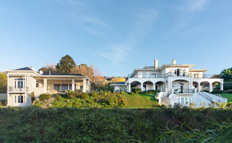 Luxury Villa in the Constantia winelands gallery image 2