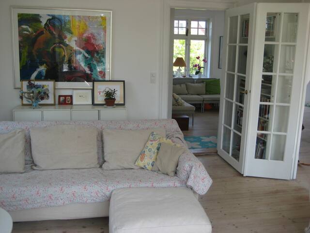 stor villa tæt på centrum, strand og metro gallery image 5