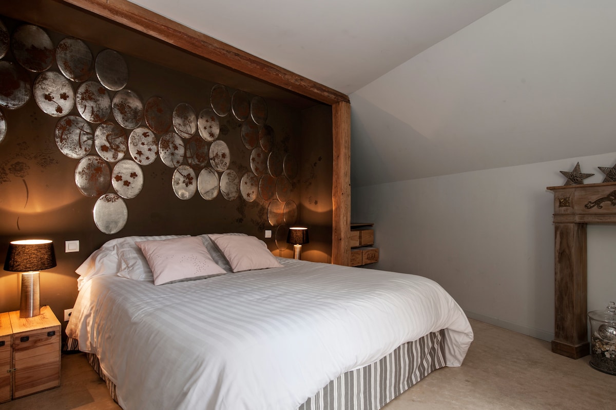 Habitación para 2 personas: 1 cama doble (160X200). 
1 ventana al lado del patio. 