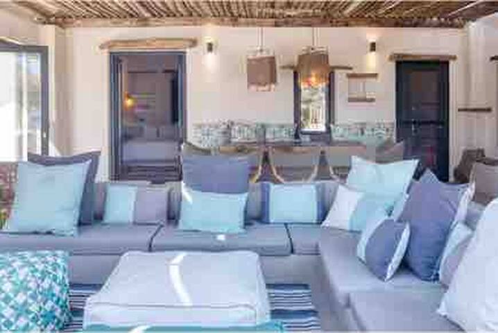 Luxury Villa in Paros with beach access + jacuzzi gallery image 4
