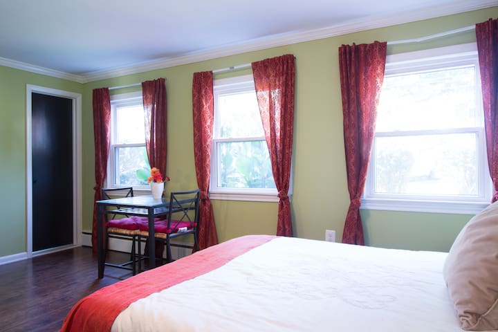 Large DC room nr metro: parking & private bath