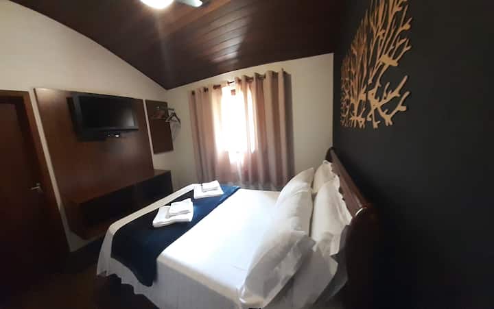 חדר עם טלוויזיה, מאוורר ומצעים 