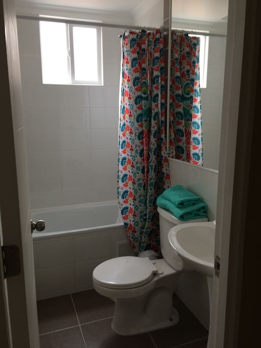 Baño para piezas compartidas