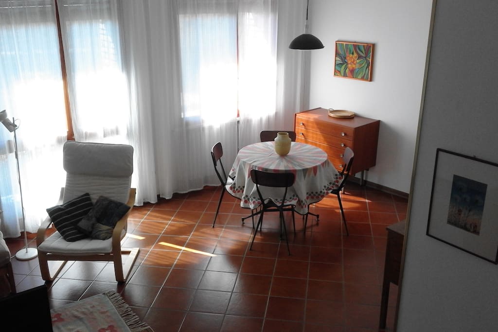 il soggiorno con angolo pranzo
