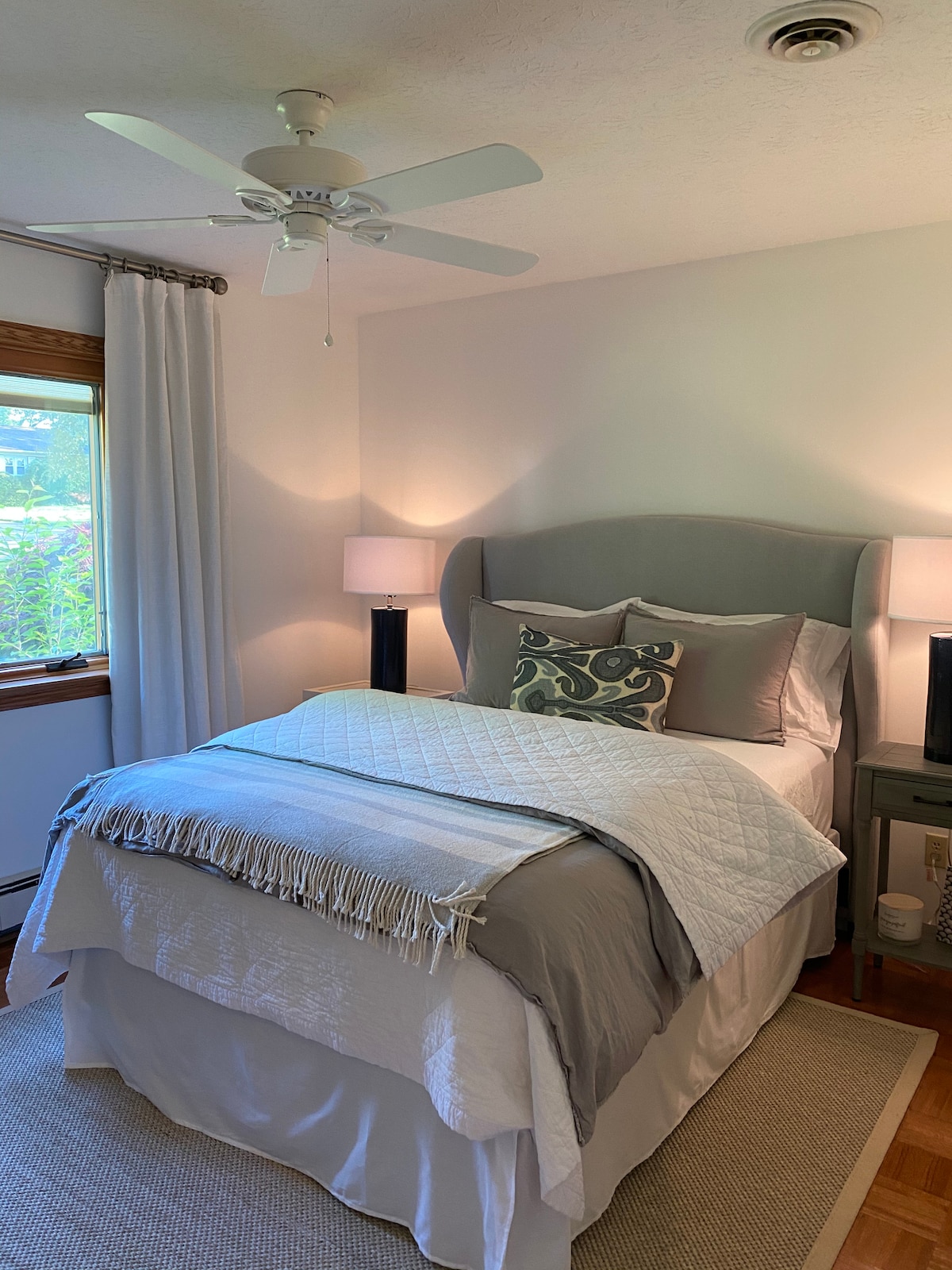 Спална соба 3 со брачен кревет (широк 150 - 179 см)