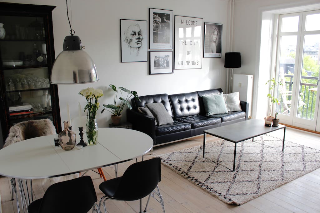 Livingroom with sunny balcony towards the habour.