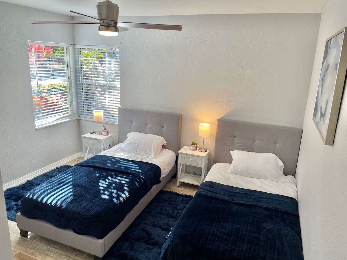 Odpocznij w naszej sypialni z dwoma łóżkami pojedynczymi, zapewniając wygodne i elastyczne miejsce do spania na pobyt.