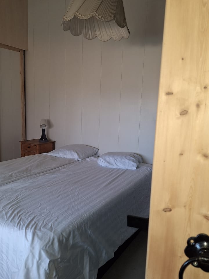 เตียงคู่ที่ดีในห้องนอนที่กว้างขวางนอกจากนี้ยังมีตู้เสื้อผ้าที่กว้างขวาง