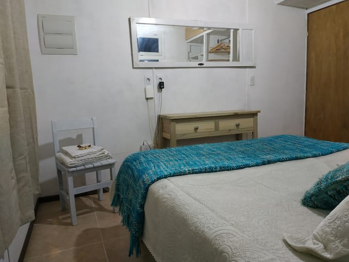 غرفة نوم مضاءة