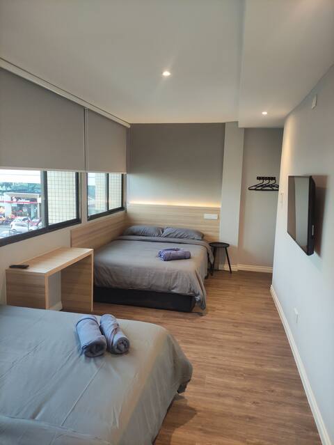 EZ Cabins - Bedroom for 4 with views of The Mall