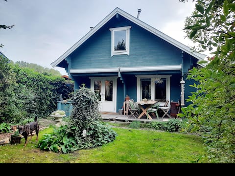 Het Heksenhuis, wooden house near forest and beach