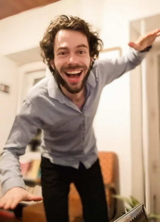 Show full-screen, host-provided image