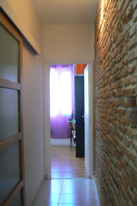 Petit couloir avec salle de bain à gauche et votre chambre au fond