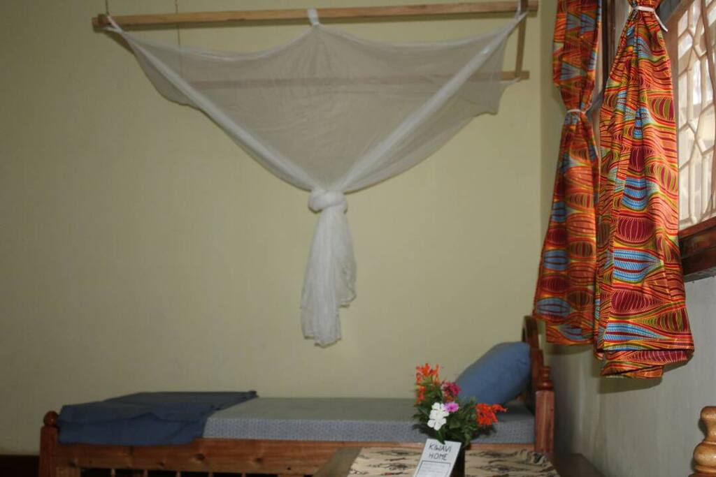 Schlafzimmer mit Kinder bzw. Einzelbett