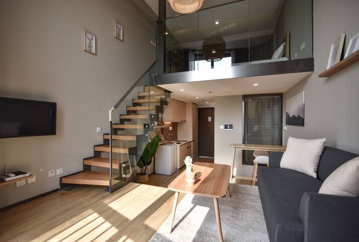 E3季家公寓市南火车站栈桥金茂湾海景公寓日式loft落地大窗公寓房