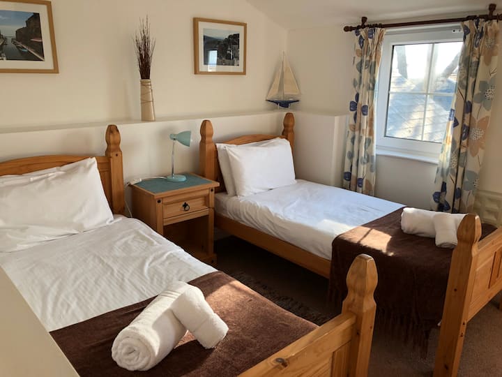 Quarto com duas camas de solteiro