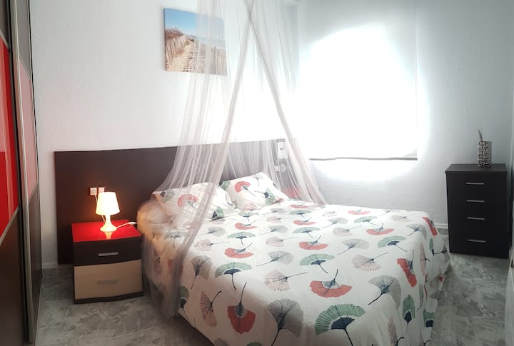 חדר שינה עם מיטה זוגית