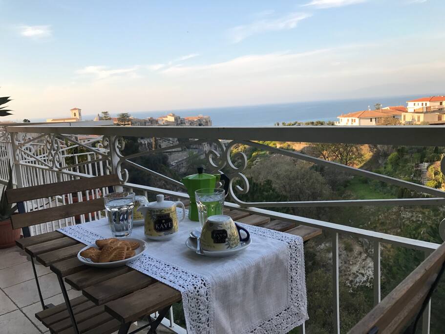 Vista panoramica dal balcone cucina e camera da letto