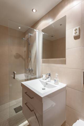 Best location. Apt. Tjuvholmen. Short/ long term. gallery image 4