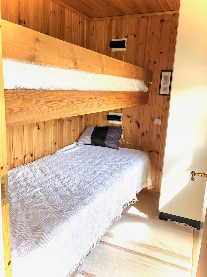 Spavaća soba s fiksnim namještajem
krevet na kat.
Spavaća soba s  krevetom na kat.