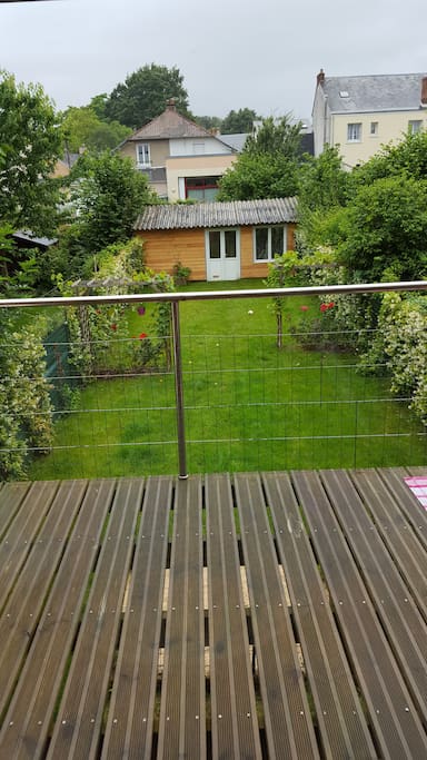 Grande terrasse donnant sur le jardin