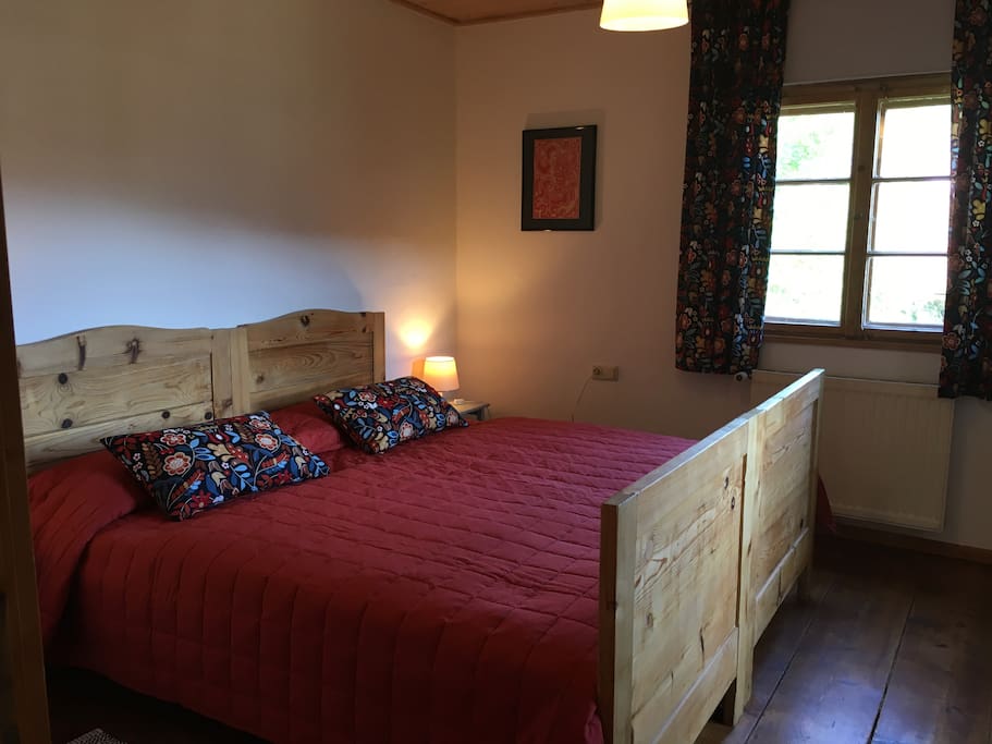 Das andere Schlafzimmer - die Betten könnten auch getrennt werden - ein zusätzlich aufgestelltes Bett hat auch noch Platz, ein Kinderreisebett ist auch vorhanden und kann auf Wunsch dazugestellt werden