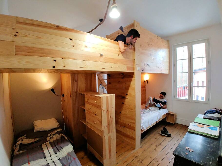 Les chambres façon dortoir d'auberge de jeunesse. Chaque lit est organisé en petit cocon chaleureux en bois !