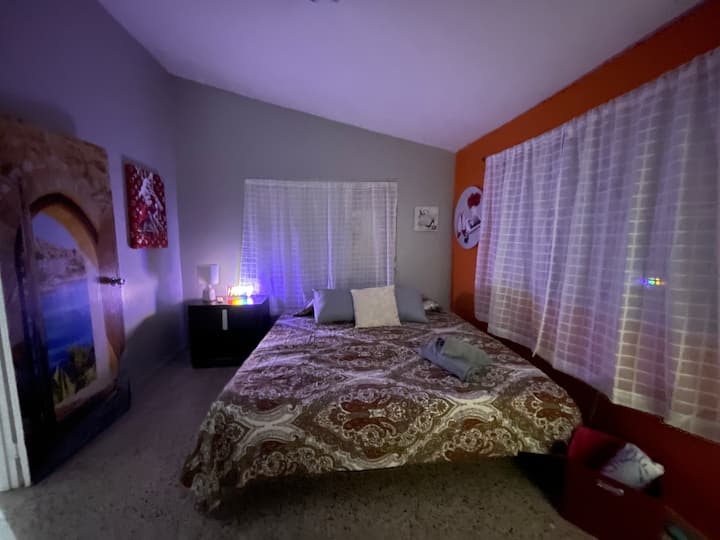 ห้องนอนใหญ่พร้อมเตียงขนาดคิงไซส์และไฟหรี่เพื่อการพักผ่อน