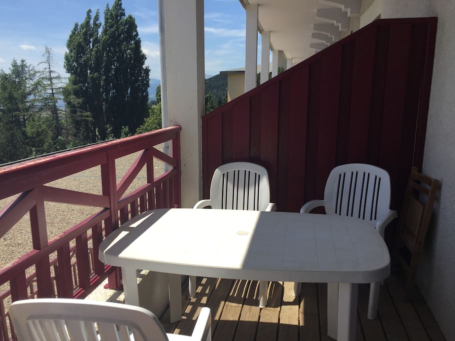 Le balcon où l'on peut manger.