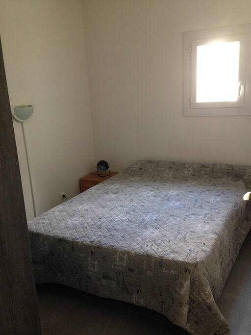 chambre au RDC avec armoire